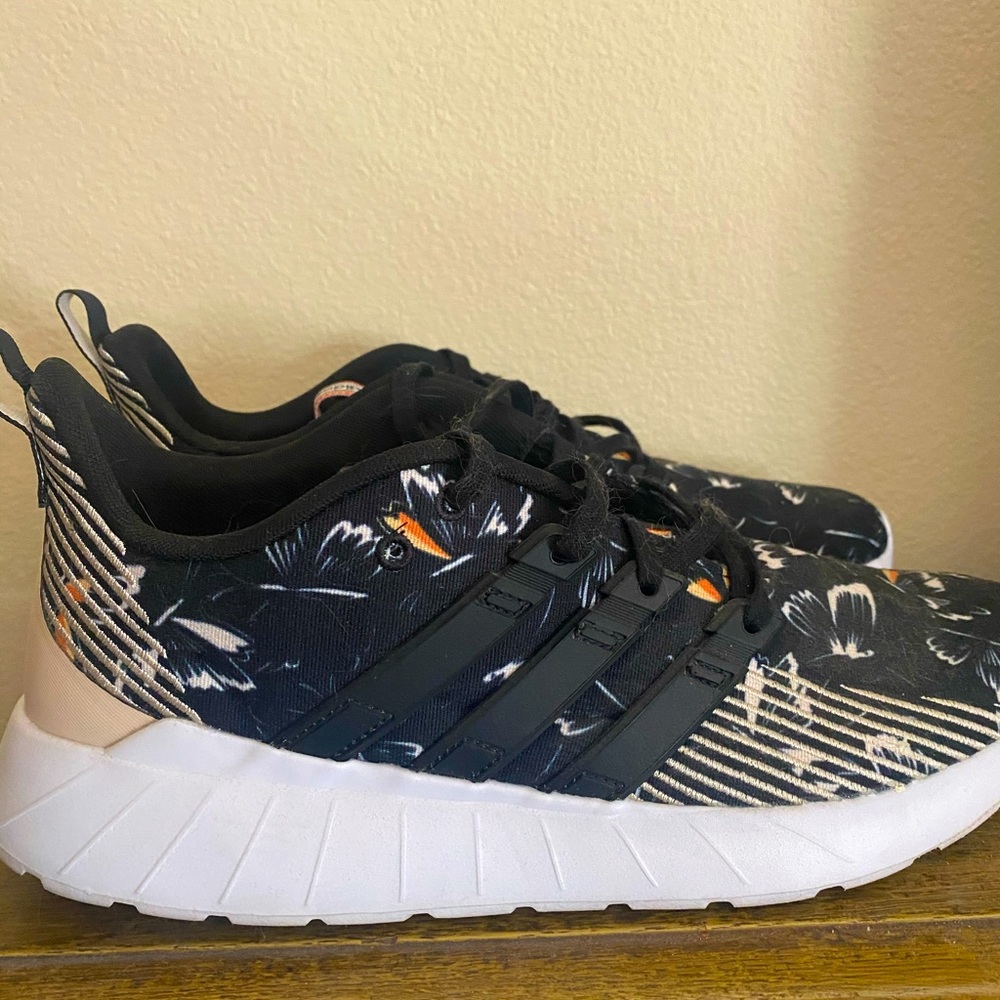 Adidas Cloudfoam tennis shoes